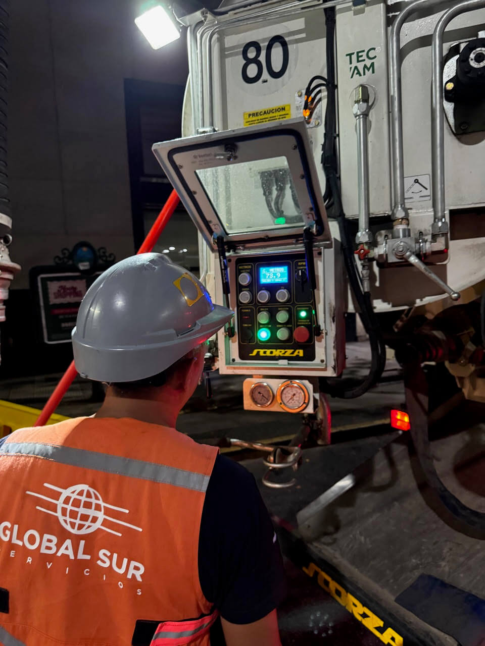 equipo trabajando con camión hidrojet