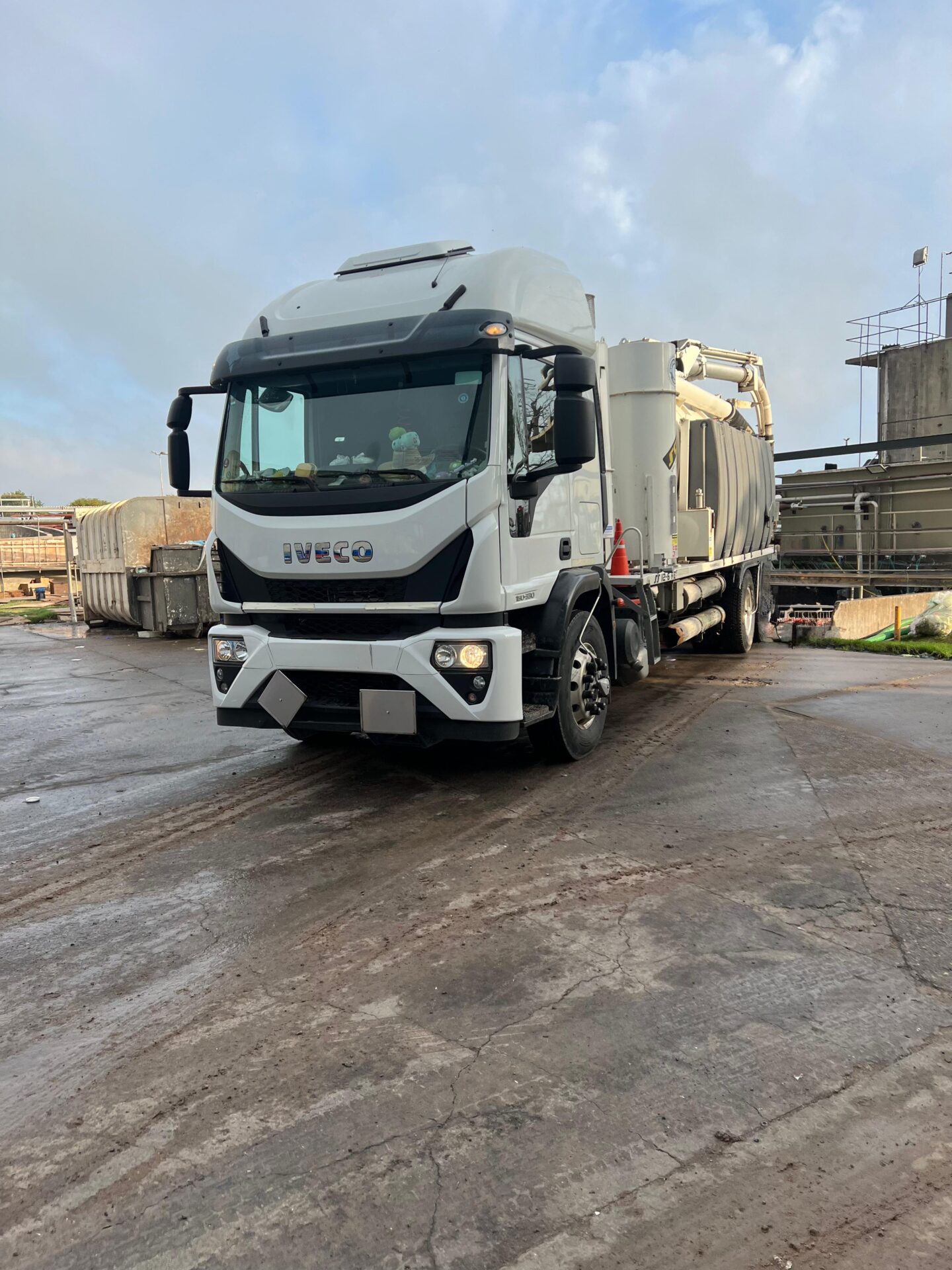 Empresa con Servicios de Camiones Vectores 1 WhatsApp Image 2026 04 09 at 16.21.46